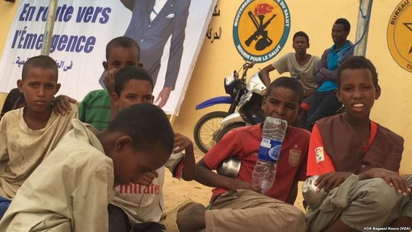 Des enfants mendiants au Tchad, 31 mars 2016. Crédits photo : VOA