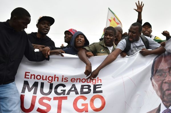 Des Zimbabwéens manifestent le 18 novembre 2017 à Harare pour exiger le départ du président Robert Mugabe, au pouvoir au Zimb