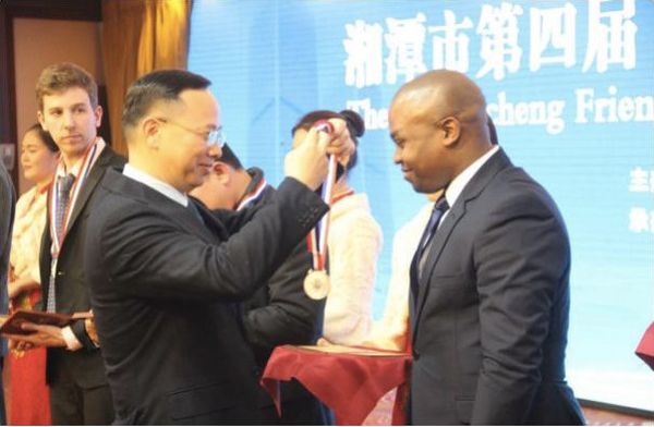 Remise de médaille au Dr. Igor-Mathieu Gondje-Dacka par le Maire de la ville de Xiangtan, Monsieur Tan Wensheng