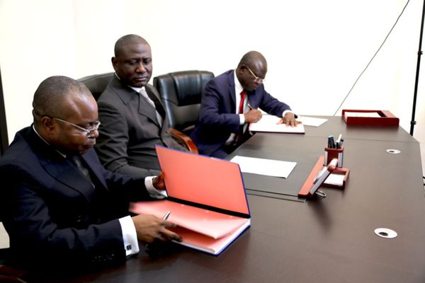 Valentin Oko, (extrême droite) signant le parapheur de la passation de service