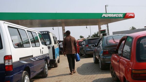 Depuis plus d'une semaine, la plupart des stations service de la capitale Luanda sont assiégées par de longues files d'automo