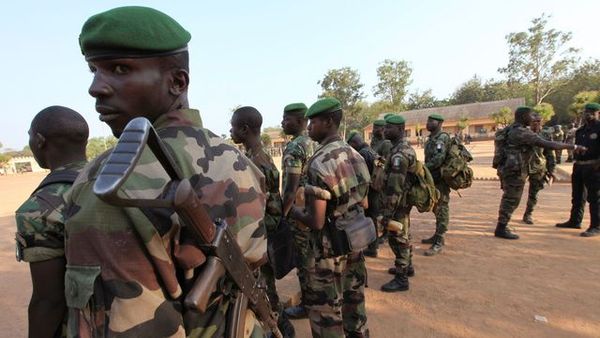 Des rebelles participent à une cérémonie militaire, à leur quartier général de Bouaké, en Côte d'Ivoire, le 4 décembre 2010. 