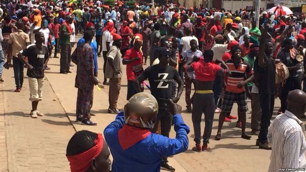 Début de la marche au niveau d’Atikoumé, à Lomé, Togo, le 7 novembre 2017. (VOA/Kayi Lawson)