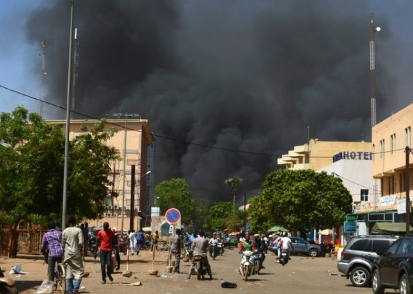 Un épais nuage de fumée noire pendant des attaques armées dans le centre de Ouagadougou, le 2 mars 2018 au Burkina / © AFP / 