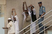Photo prise le 24 juin 2009 des quatre islamistes impliqués dans le meurtre d'un diplomate américain, à la sortie du tribunal