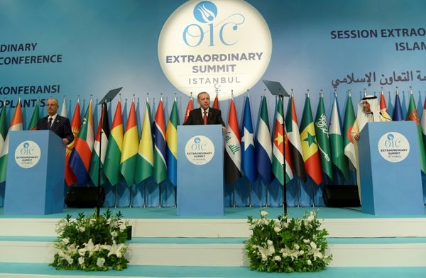 Le président turc Recep Tayyip Erdogan (centre), entouré du premier ministre palestinien Rami Al Hamdallah (gauche) et du sec