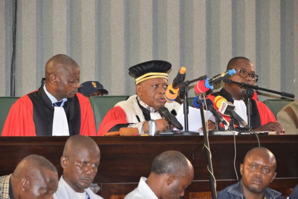 La cour délibérant sur le procès Dabira.