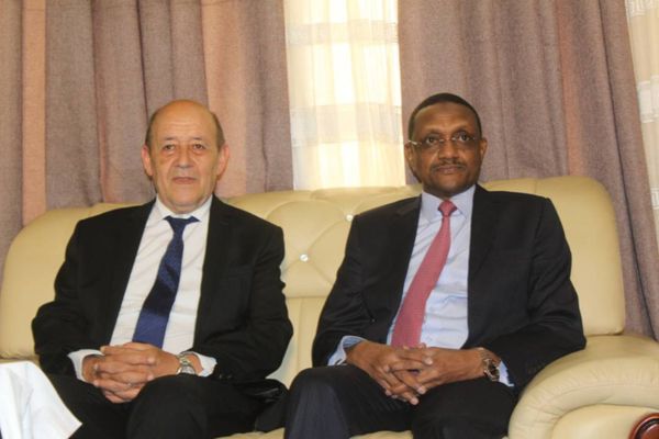 Le ministre français de l'Europe et des Affaires Étrangères, Jean-Yves Le Drian avec son homologue tchadien, Mahamat Zene Che