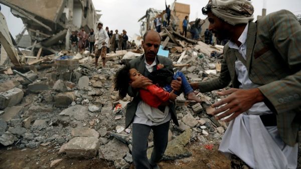 Un homme porte une fillette blessée, sauvée d'une attaque aérienne dirigée par l'Arabie saoudite à Sanaa, au Yémen Photo : Re