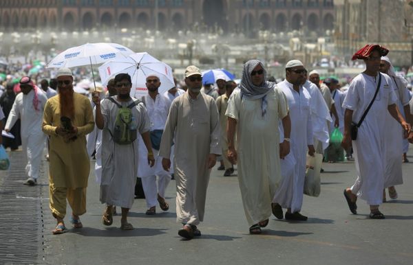 Des pèlerins musulmans marchent dans une rue de la ville sainte de la Mecque en Arabie saoudite avant le début du hajj annuel