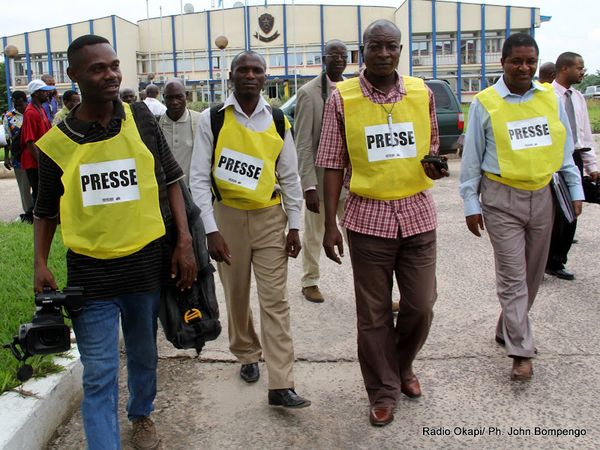 Des dossards de presse distribués le 24/11/2011 au commissariat général de la PNC à Kinshasa par Journaliste en danger (JED).