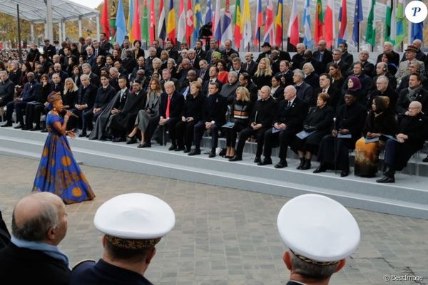 La chanteuse Angélique Kidjo devant les invités(Photo purepeople.com)