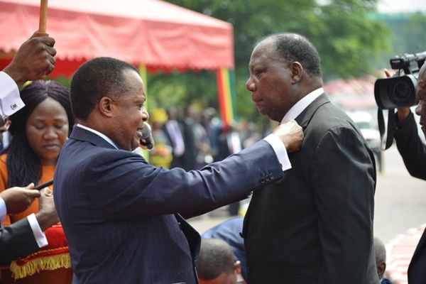 Décoration du Professeur Théophile Obenga à la 60 ème journée de la République