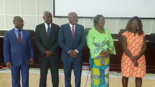 Eteka-Yemet ( 1er à gauche) et son bureau.