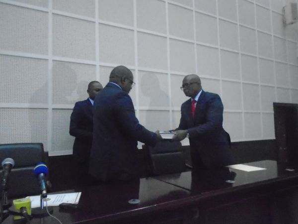 Rituel d'intronisation ministre Bininga (à gauche) et inspecteur Yobo (à droite).