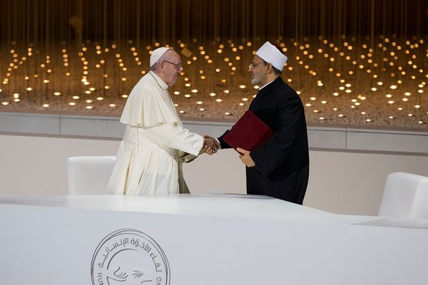 Le pape François et le grand imam d'Al Azhar signent une déclaration historique à Abu Dhabi