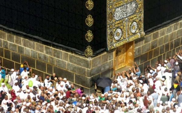 Des fidèles musulmans tournent autour de la Kaaba dans l'enceinte de la Grande mosquée, le 14 septembre 2016 à La Mecque, en 