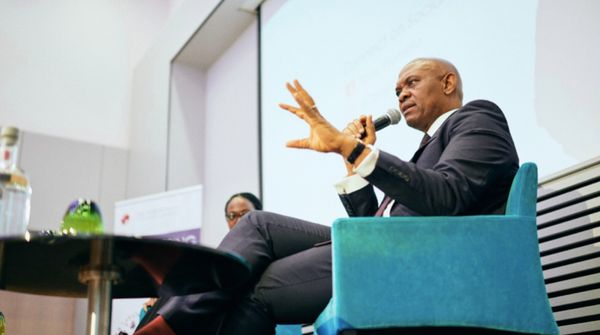Tony Elumelu, CON, s'adressant à un public de haut niveau lors la conférence sur la transformation économique de l’Afrique or