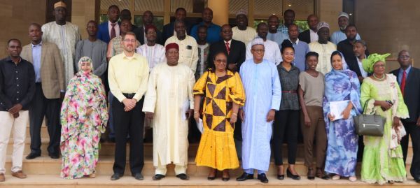 La Photo de famille des participants de l'atelier de validation avec le SP du G5 Sahel - M. Maman Sidikou et le SG Adjoint du
