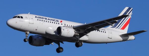Un avion de la compagnie Air France, le 5 février 2019, avant son atterrissage à Londres. (NICOLAS ECONOMOU / AFP)