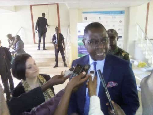 Le ministre des Finances, Henri-Marie Dondra et la cheffe de délégation de l'Union européenne, Samuela Isopi. © A-J.M