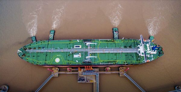 Un pétrolier décharge du pétrole brut dans un terminal en Chine, en juillet 2018. (© China Stringer Network/Reuters)