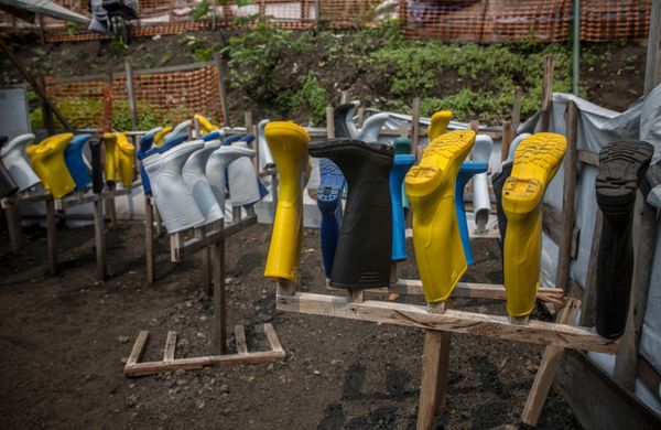 Des bottes de protection dans un centre de traitement d’Ebola dans l’est de la République démocratique du Congo (© Sally Hayd