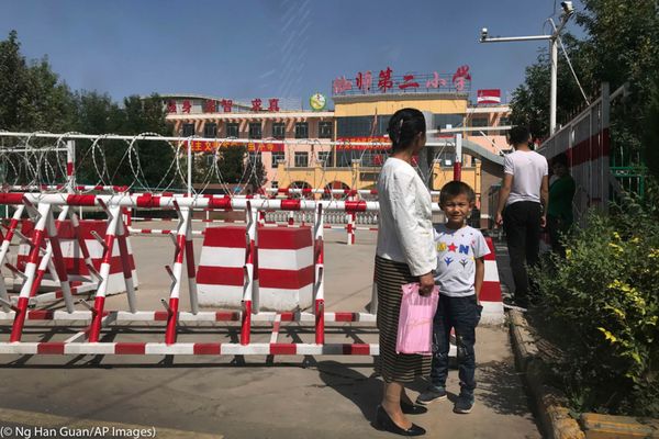 Les écoles fréquentées par les minorités au Xinjiang sont protégées par une kyrielle de caméras, de fils barbelés et de barri