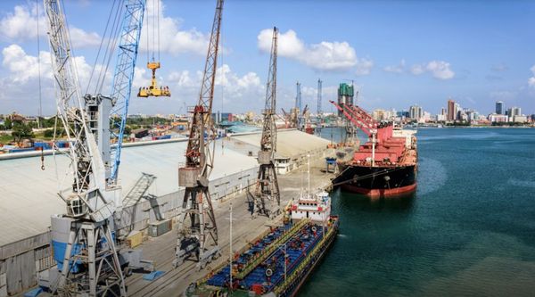 La Tanzanie agrandit son port de Dar es Salaam (ci-dessus), plutôt que de construire un nouveau port à Bagamoyo. (© Igor Groc