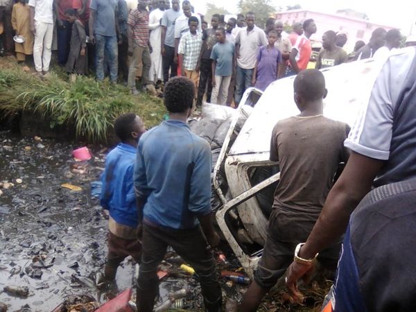 Tchad : un véhicule et ses occupants tombent dans un caniveau après un accident. © Alwihda Info