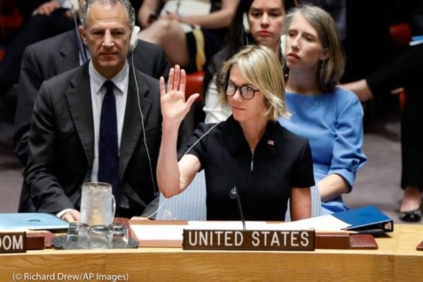 L’ambassadrice Kelly Craft vote pour la première fois lors d’une séance du Conseil de sécurité de l’ONU, le 12 septembre 2019