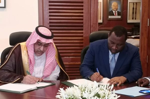 Dr. Khaled bin Sulaiman Al Khudairy, Vice-Président et Directeur Général du Fonds Saoudien pour le Développement (à gauche) e