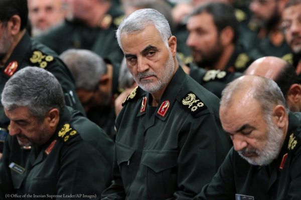 Le général Qassem Soleimani (au centre), le chef de la force d’élite Al-Qods de l’Iran, assiste à une réunion le 18 septembre