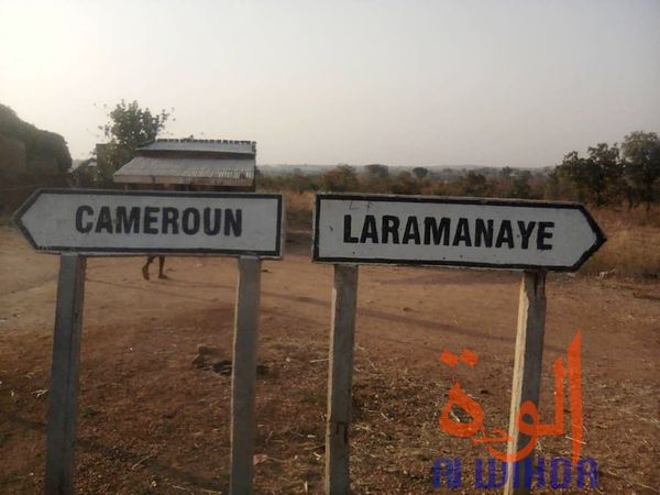 Au Sud du Tchad, des panneaux indiquent les directions du Cameroun et de Laramanaye. Crédits : Golmen Ali/Alwihda Info
