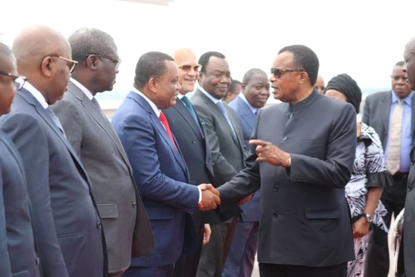 Sassou N'Guesso accueilli à Brazzaville par les membres du gouvernement