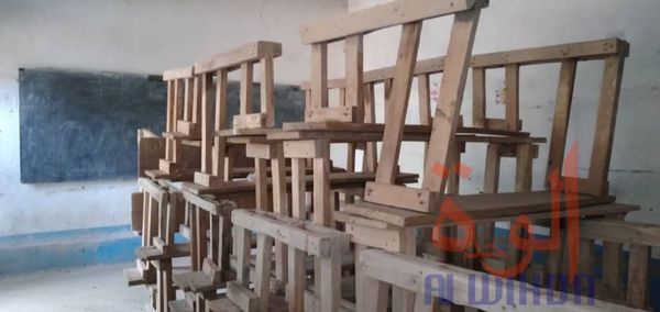 Des bancs entassés dans un établissement de N'Djamena. © Djibrine Haïdar/Alwihda Info