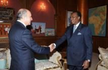 Le ministre des Affaires étrangères Laurent Fabius (g) et le président du Tchad Idriss Deby Itno (d), le 28 juillet 2012 à N'