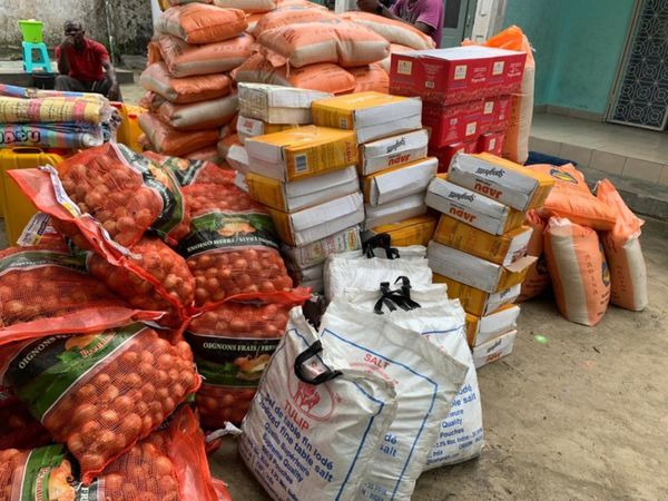 Congo/COVID 19 : distribution des vivres et masques de protection par le député Brice Dimitri Bayendissa aux personnes les pl