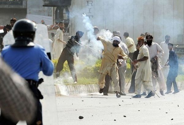 Des Pakistanais affrontent les forces de l'ordre lors d'une manifestation contre le film anti-islam, le 21 septembre 2012 à I