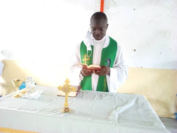 Tchad - Covid-19 : L'Église catholique célèbre sa première messe depuis l'allégement des mesures. © Mbainaissem Gédéon Mbeïba