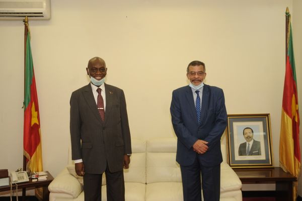 Le ministre camerounais des Domaines, du Cadastre et des Affaires foncières, Henri Eyebe Ayissi (à gauche) et l’ambassadeur s
