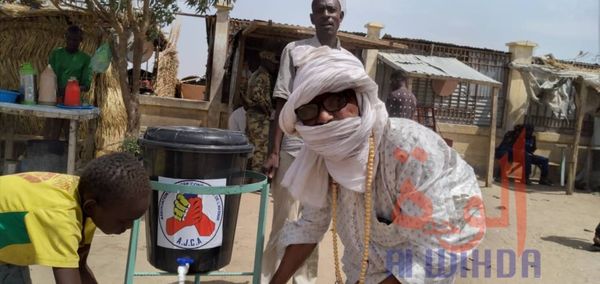 Des citoyens appliquent les gestes barrières à N'Djamena, lors d'une opération de sensibilisation en avril 2020. © Ben Kadabi