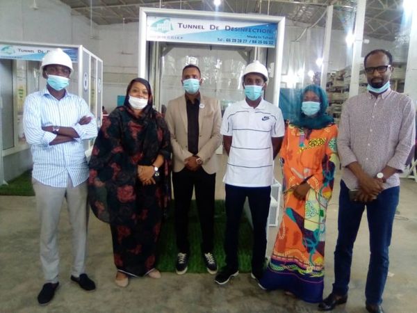 Tchad - Covid-19 : des entrepreneurs présentent leur cabine de détection et désinfection. © Mahamat Abdramane Ali Kitire/Alwi