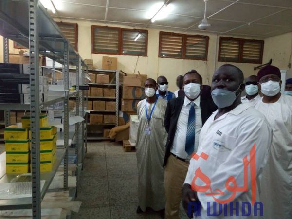 Visite dans un centre de santé d'Abéché du secrétaire d'État à la Santé publique et à la Solidarité nationale, Dr. Djiddi Ali