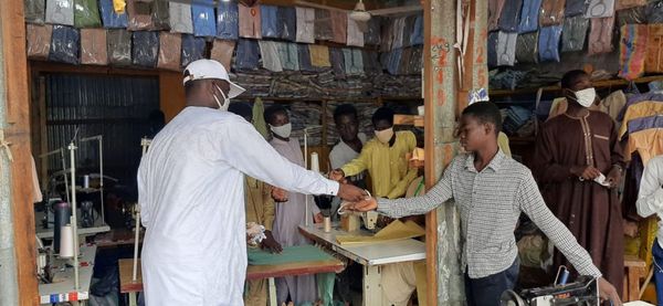 Tchad : des jeunes distribuent des masques dans les parcs de voyage à N'Djamena. © Abakar Chérif/Alwihda Info