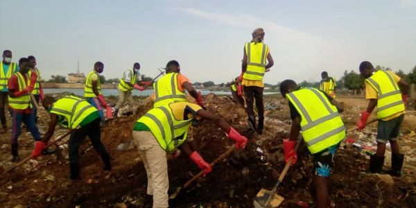 Tchad : face aux inondations, des jeunes se mobilisent pour une action de salubrité à Dembé. © Mahamat Abdramane Ali Kitire/A