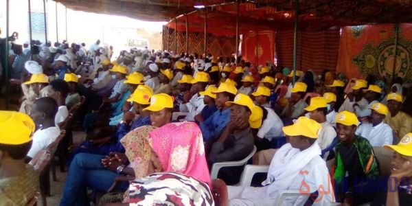 Tchad : des jeunes d'Abéché reçoivent des fonds pour appuyer la sensibilisation sur le recensement. © Mahamat Abdramane Ali K
