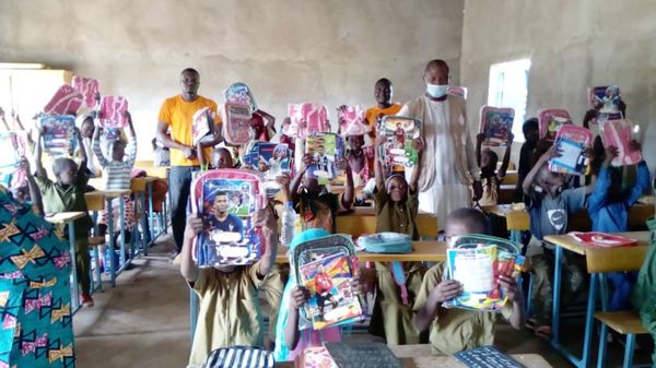 Tchad Helping Hands donne le sourire à des élèves défavorisés pour la rentrée