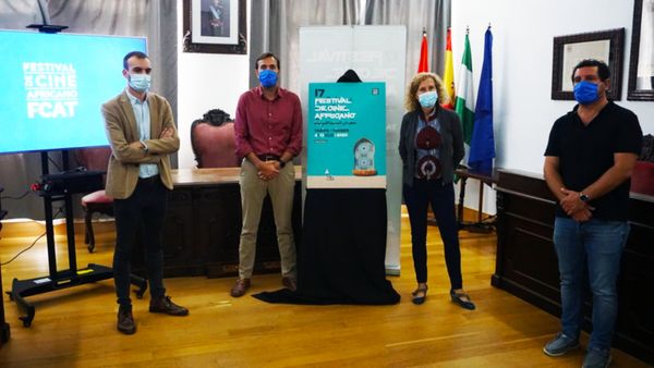 De gauche à droite : Le député de la Culture de la province de Cadix, Daniel Moreno, le maire de Tarifa, Francisco Ruiz, la d