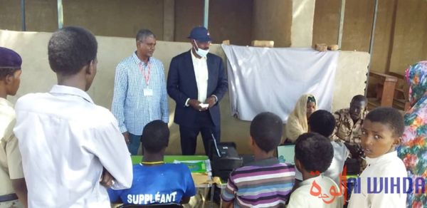 Tchad : le maire d'Ati inspecte les centres d'enrôlement et lance appel aux retardataires. © Hassan Djidda Hassan/Alwihda Inf